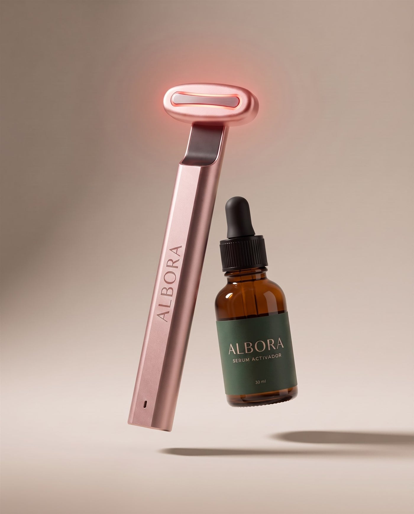 Stylo ALBORA con la luz LED roja encendida junto al frasco del sérum activador ALBORA de 30 ml