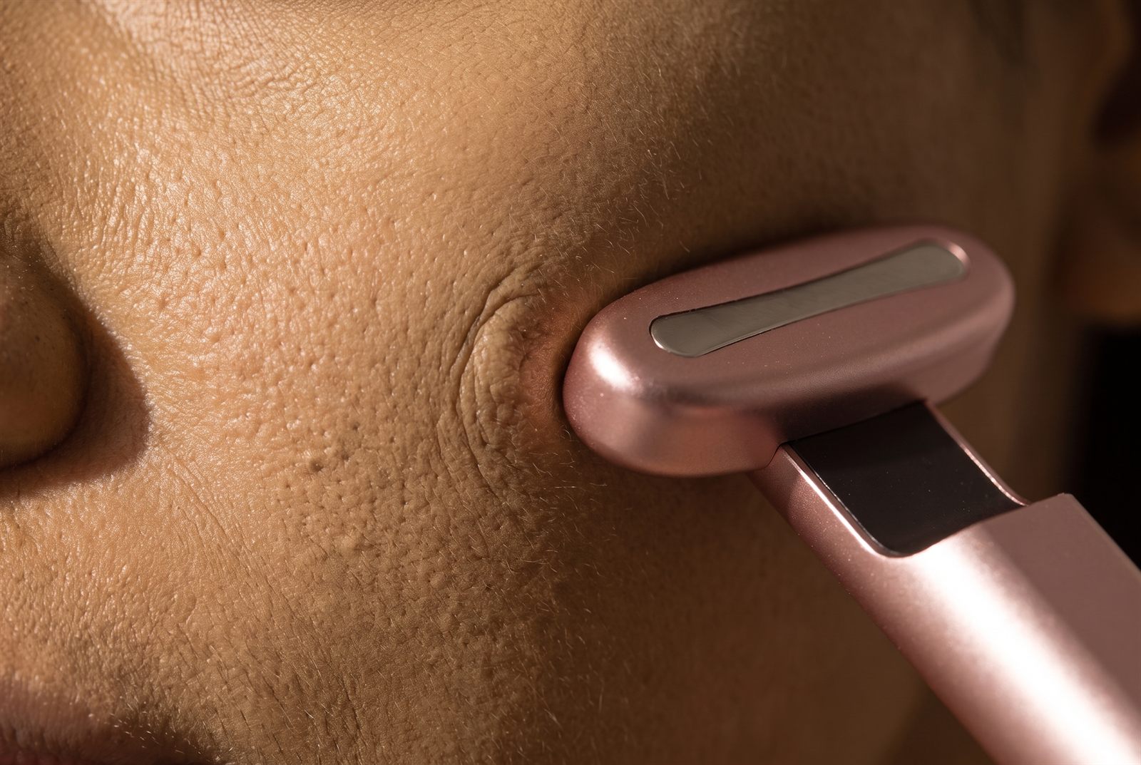 Primer plano del cabezal del stylo sobre piel seca, arrastrando la piel